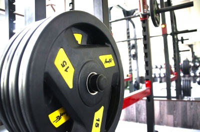 Олимпийский обрезиненный диск Aerofit 2,5 кг, черно-синий | sportres.ru