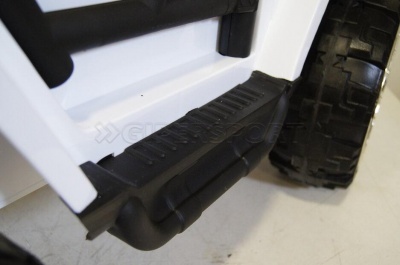 Электромобиль RiverToys JEEP M777MM 4*4 White