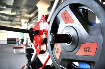 Олимпийский обрезиненный диск Aerofit 2,5 кг, черно-синий | sportres.ru